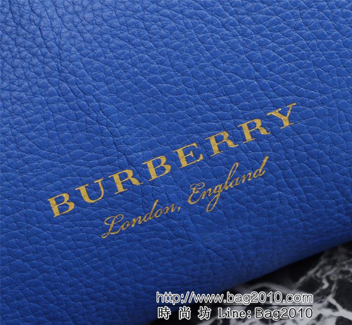 BURBERRY巴寶莉 簡約時尚手拿包 拉鏈口袋飾有 Burberry立體字母 2288  Bhq1047